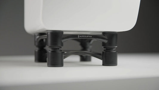 IsoAcoustics Aperta Black isolasjonsstativ med høyttaler