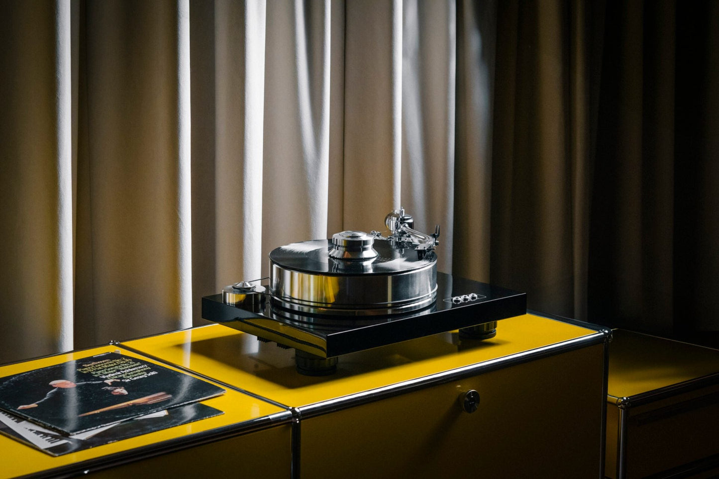 Pro-Ject Signature 10 piano sort i miljø