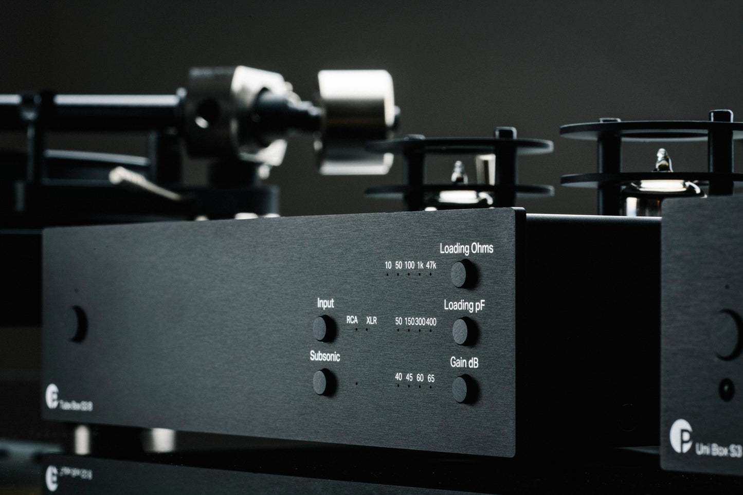 Pro-Ject Tube Box S3 B sort sett fra siden