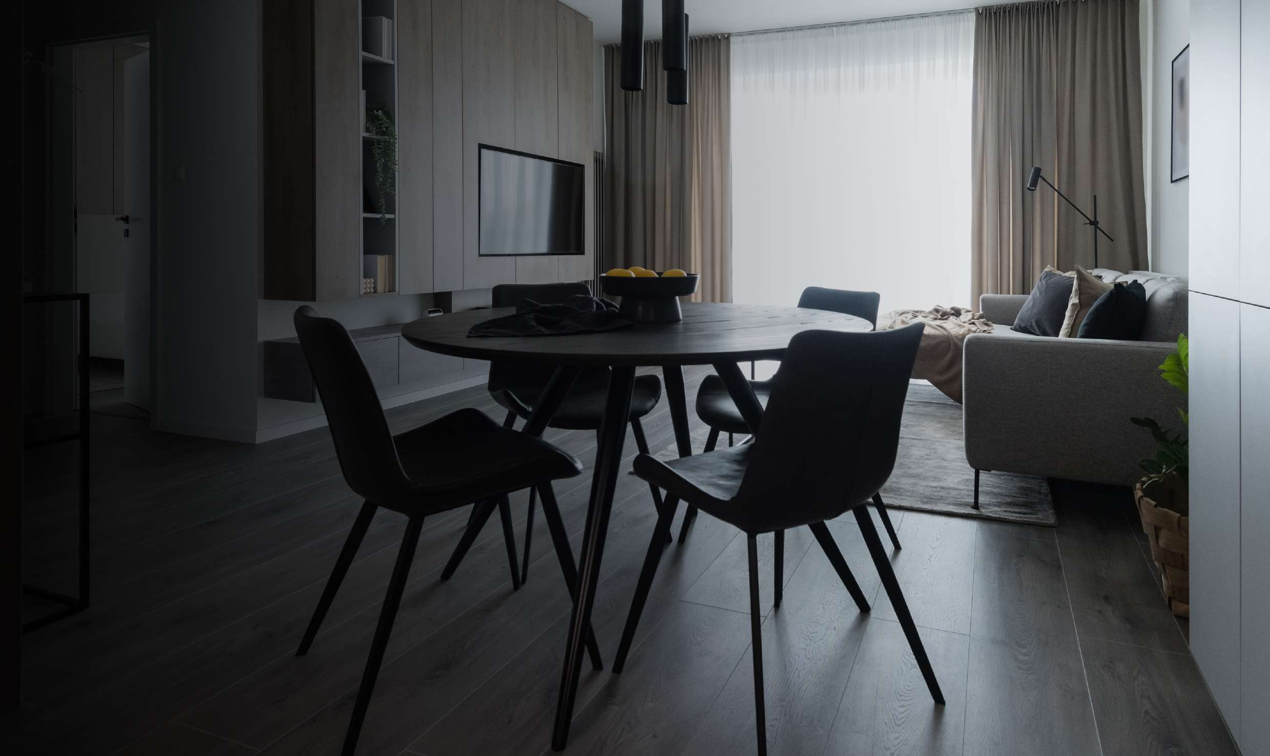 Moderne stue med diskret integrert lyd