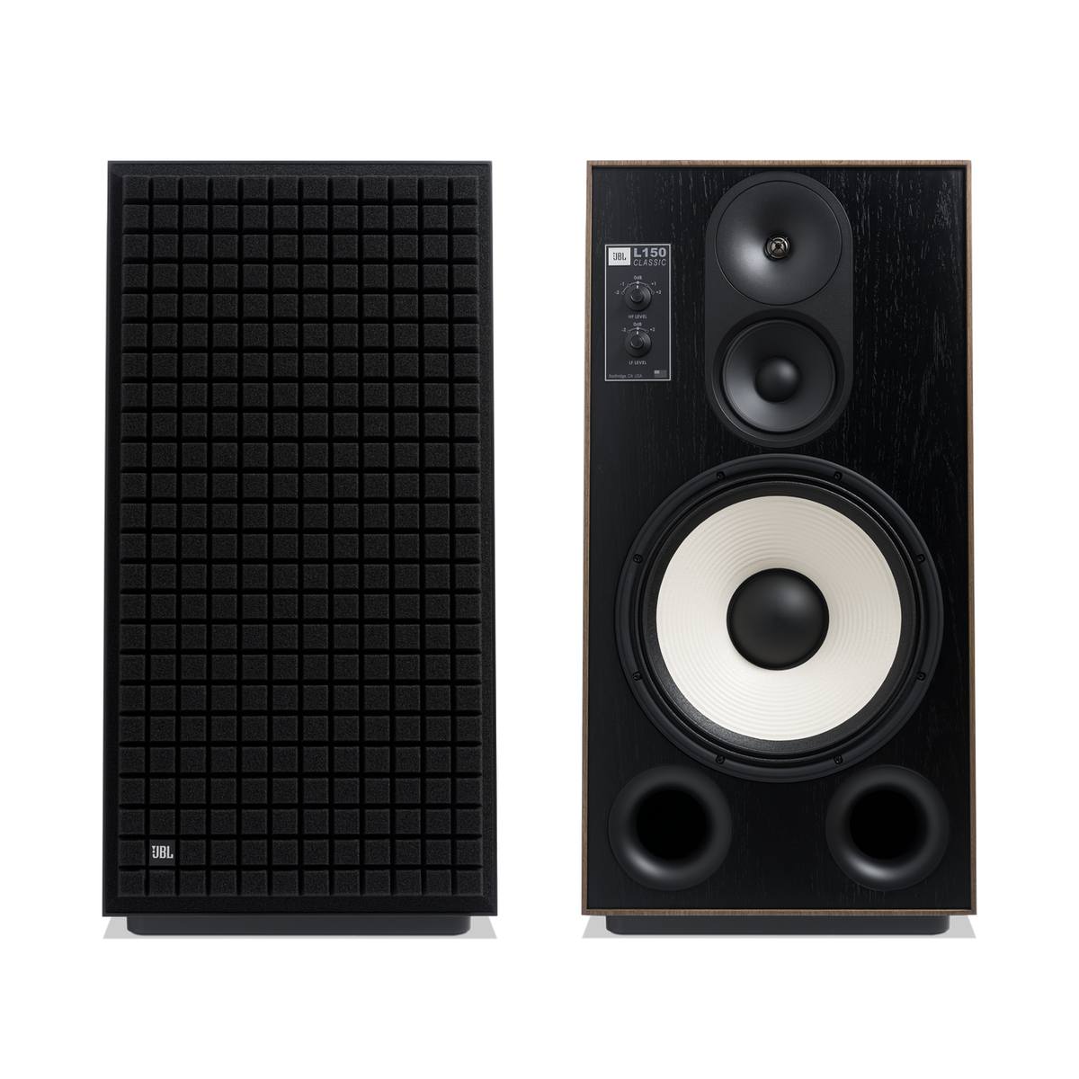 JBL L150 Classic i valnøtt, høyttalerpar med og uten sort Quadrex-front. Originalfoto: JBL.