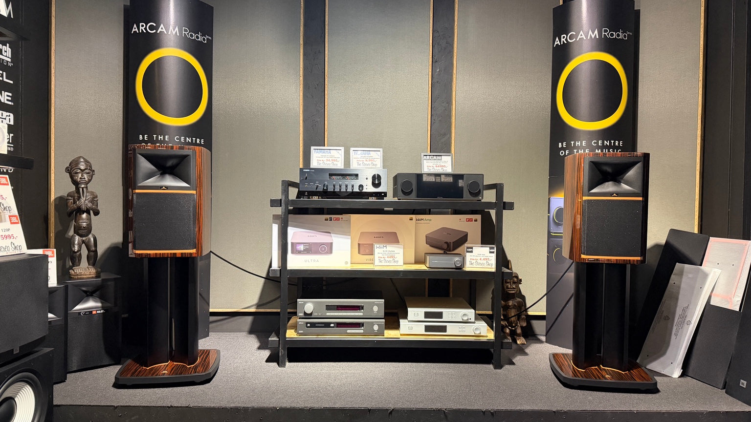 Demonstrasjonsoppsett i Bachs HiFi-butikken i Larvik med JBL-høyttalere og elektronikk fra Arcam og WiiM