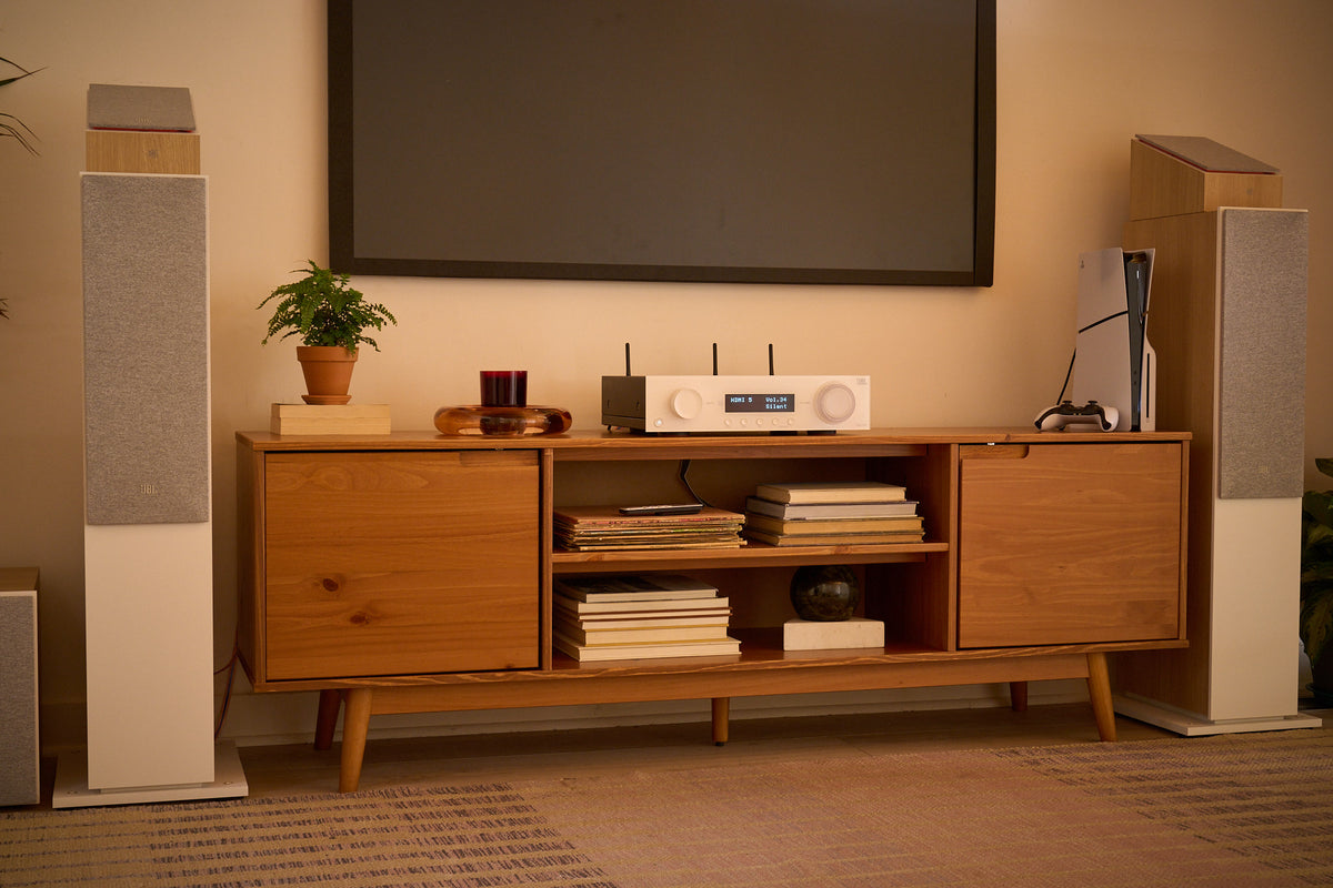 JBL Stage-høyttalere og MA710-receiver i lyst produsentmiljø med TV