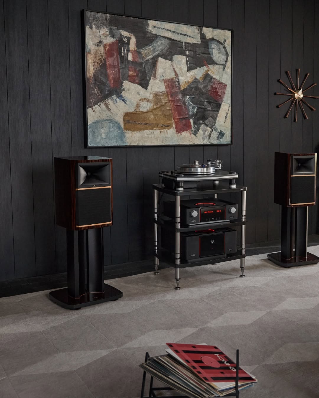 Komplett Mark Levinson-anlegg med platespiller og gulvstående høyttalere i et mørkt rom