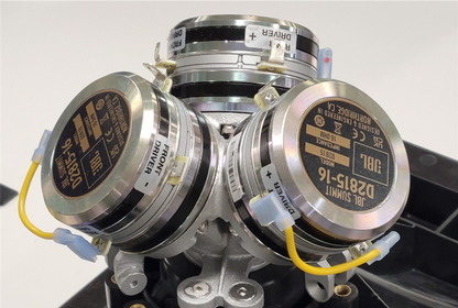 Tre JBL D2815-16 D2-kompresjonsdrivere på tri-manifold, som brukt i Summit K2. Foto: Harman.