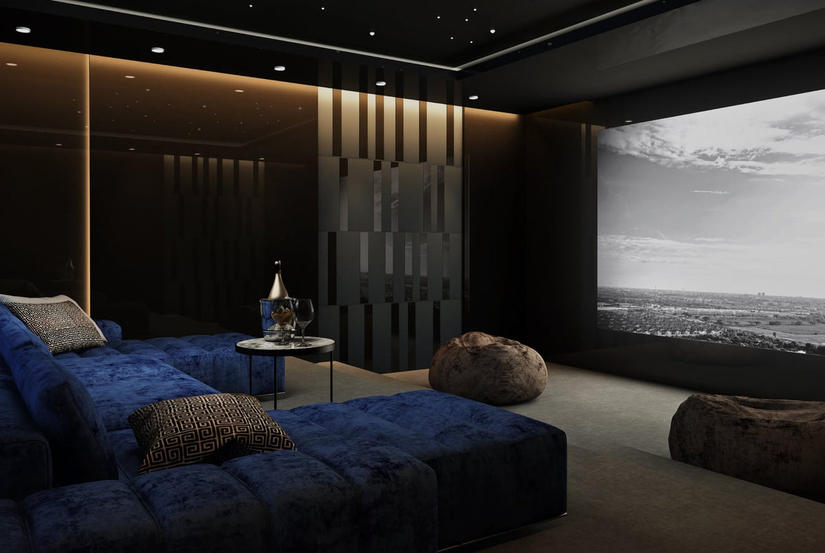 JBL Synthesis mediarom med blå sofa og integrert kinoløsning – produsentens eksempel