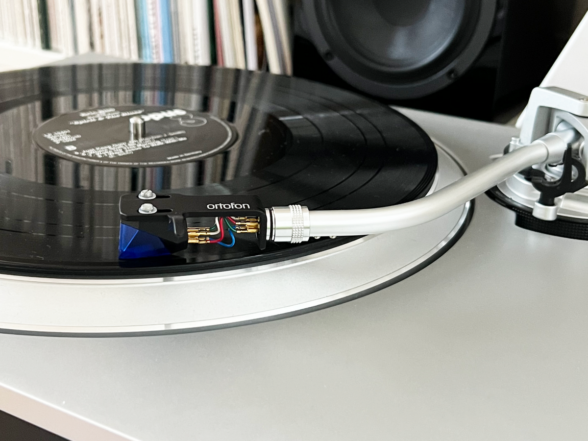 Ortofon 2M Blue Premounted montert på platespiller