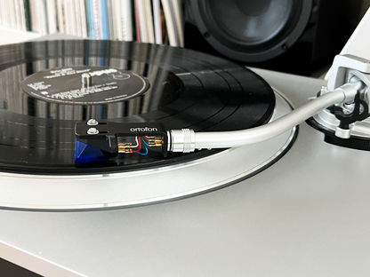 Ortofon 2M Blue Premounted montert på platespiller