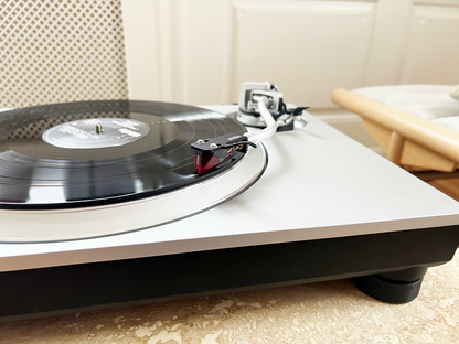 Ortofon 2M Red Premounted montert på platespiller
